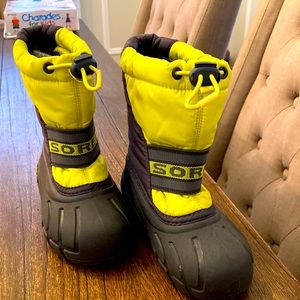 Like NEW Sorel kids boots